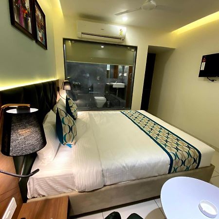 Hotel Unique By Apex Vadodara Exterior photo