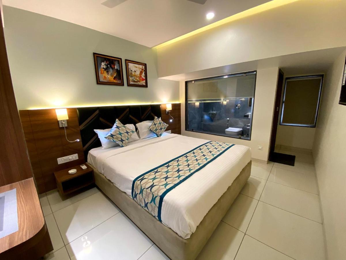 Hotel Unique By Apex Vadodara Exterior photo