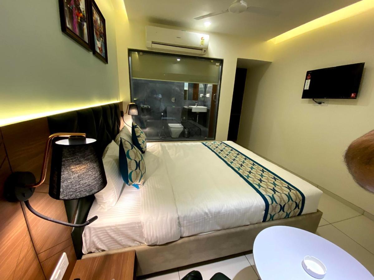 Hotel Unique By Apex Vadodara Exterior photo
